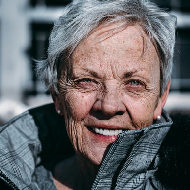 Frau mit grauen Haaren und Jacke