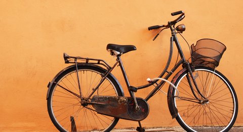 Fahrrad vor gelber Wand