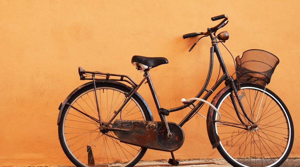 Fahrrad vor gelber Wand